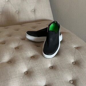 OOFOS Black and White Slip-On Flats with Minimalist Design